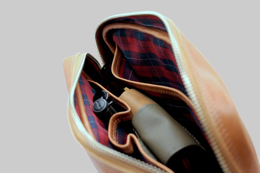 Estuche Organizador Heredero Cuero Café, con forro interior Rojo Escocés.