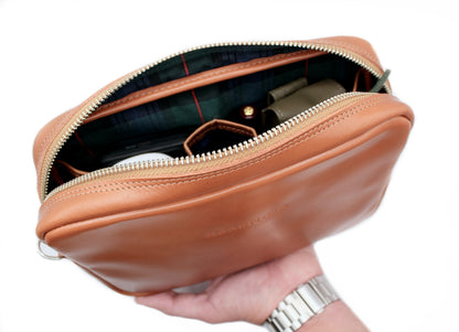 Estuche Organizador Heredero. Cuero Premium Café, forro interior Verde Escocés.
