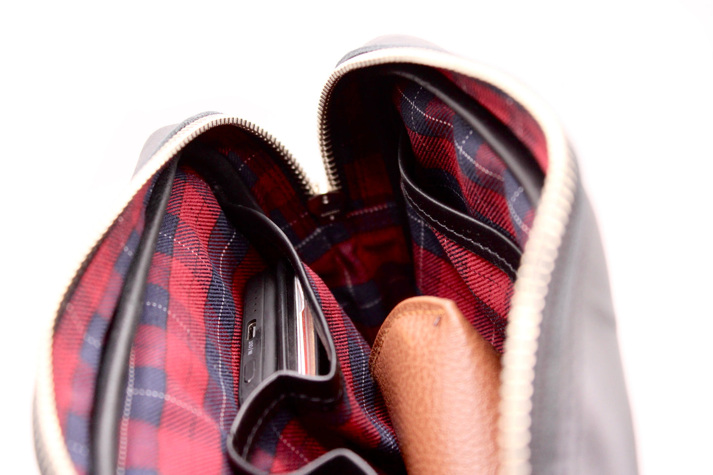 Estuche Organizador Heredero. Cuero Premium Negro, forro interior Rojo Escocés.