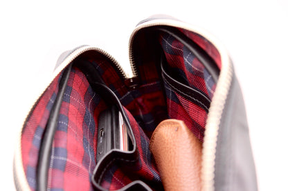 Estuche Organizador Heredero. Cuero Premium Negro, forro interior Rojo Escocés.