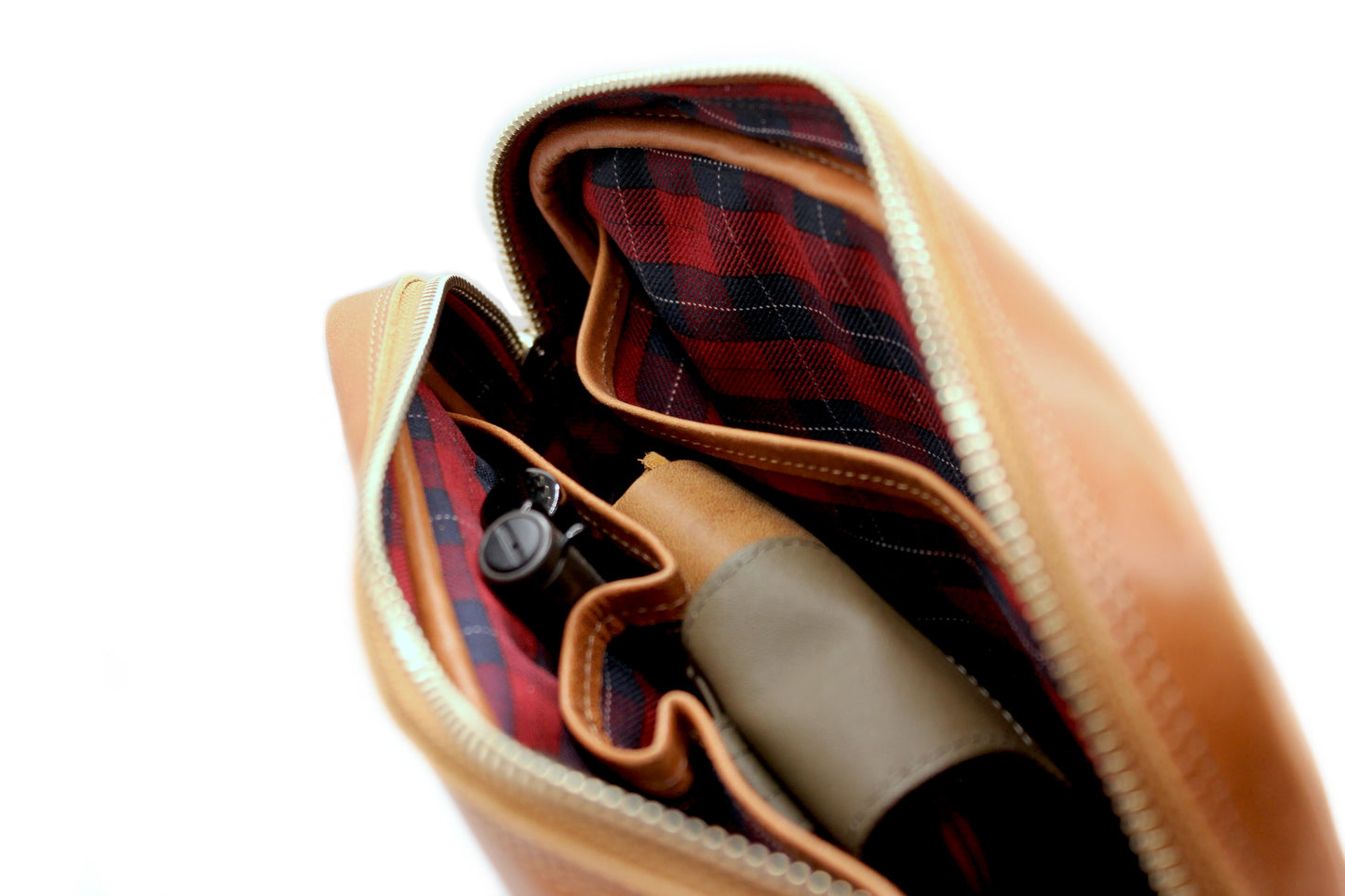 Estuche Organizador Heredero. Cuero Premium Café, forro interior Rojo Escocés.