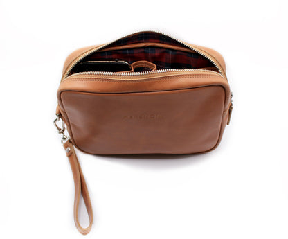 Estuche Organizador Heredero. Cuero Premium Café, forro interior Rojo Escocés.