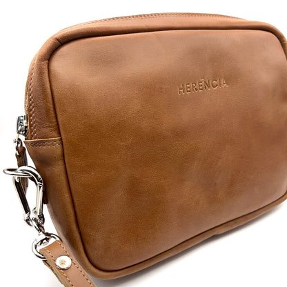 Estuche Organizador Heredero. Cuero Premium Café, forro interior Rojo Escocés.