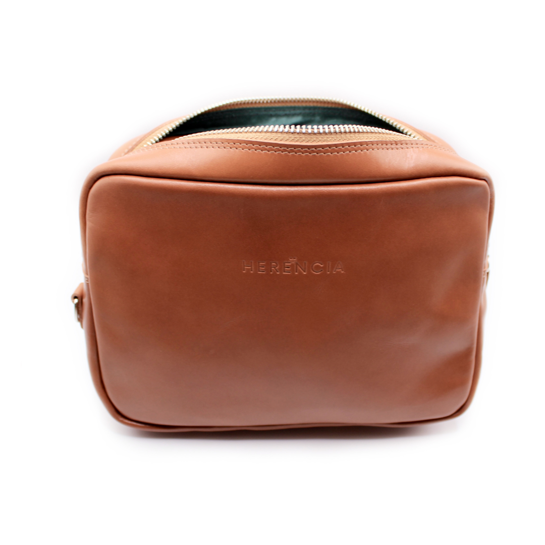 Estuche Organizador Heredero. Cuero Premium Café, forro interior Verde