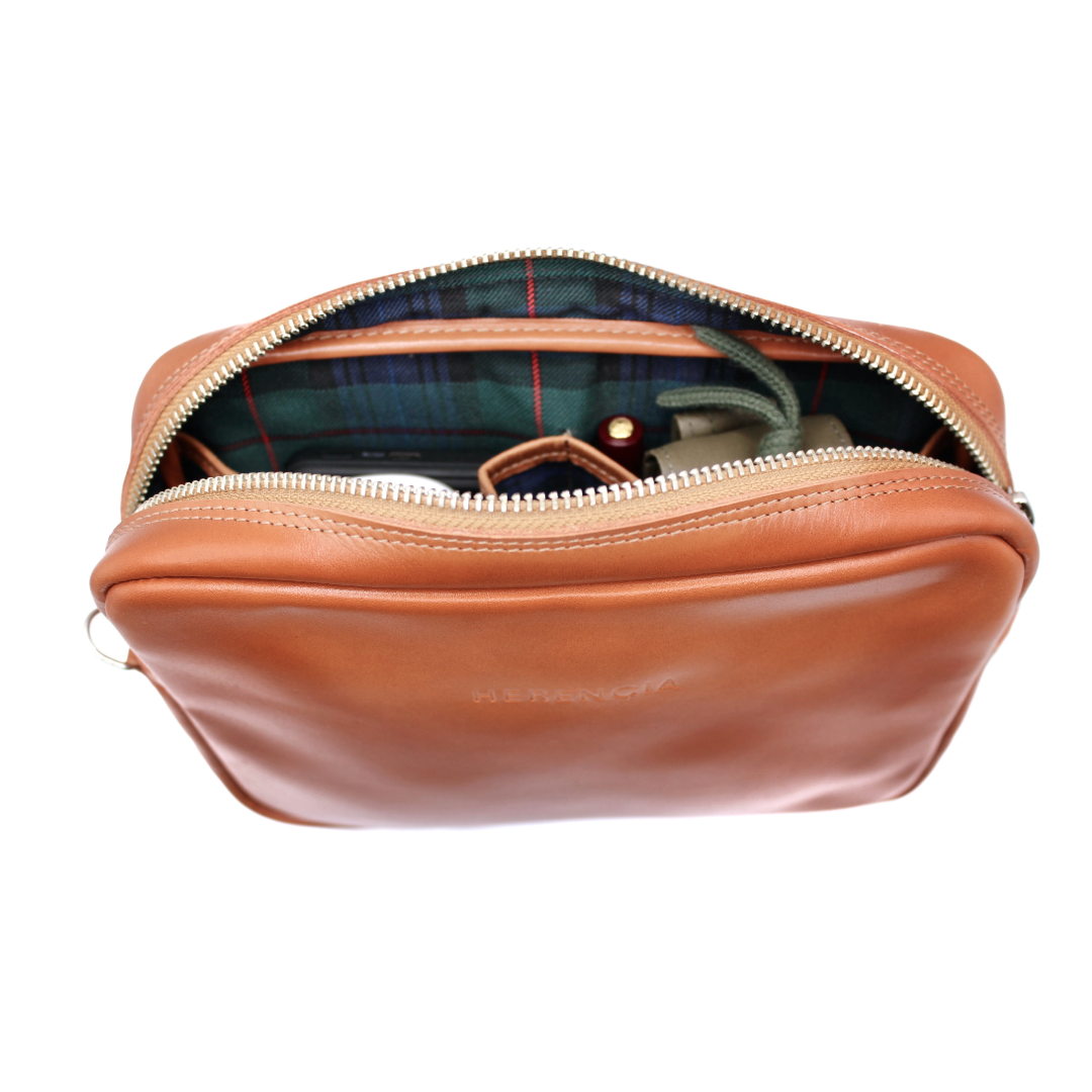 Estuche Organizador Heredero. Cuero Premium Café, forro interior Verde Escocés.